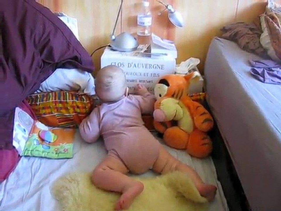 Camille se met debout.avi