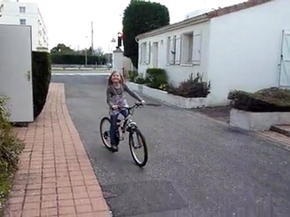 20110319 Clara et son nouveau vélo Merignac
