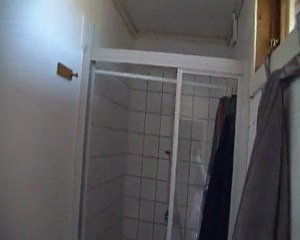 les toilettes et la douche...