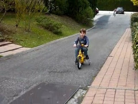 20110319 Nico essaye le vélo de Romain Merignac