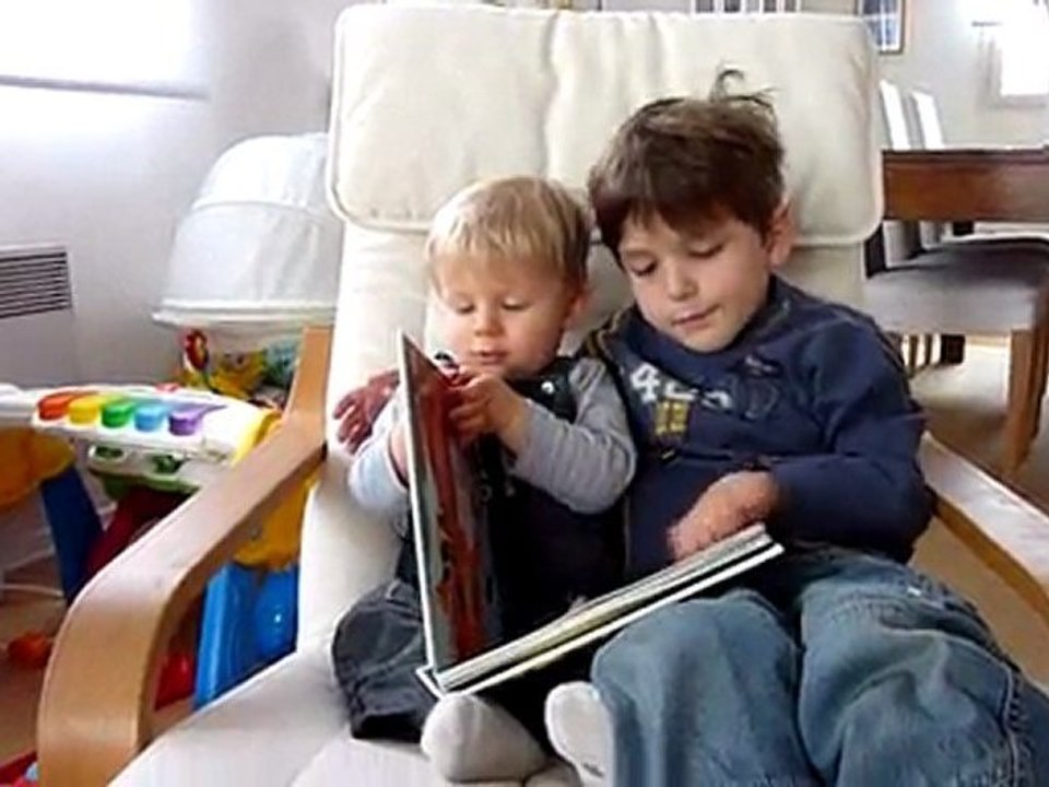 20110319 Nico raconte une histoire à Romain Merignac