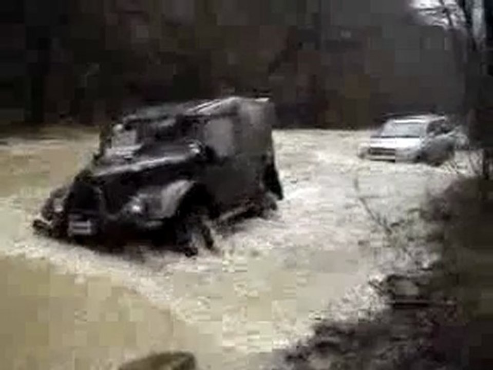 0221 - Il tracte une voiture dans une rivière