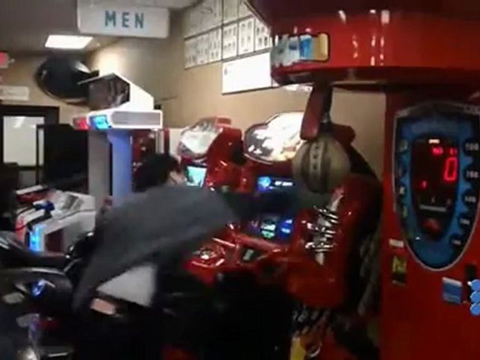 Regis et son frere essaient le Punching ball - Punch the bag fail