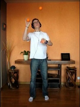 vidéo de jonglage avec figure en plus. pattes de chat