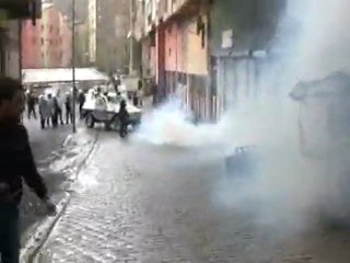 Polisler Gazetecilere Saldırdı