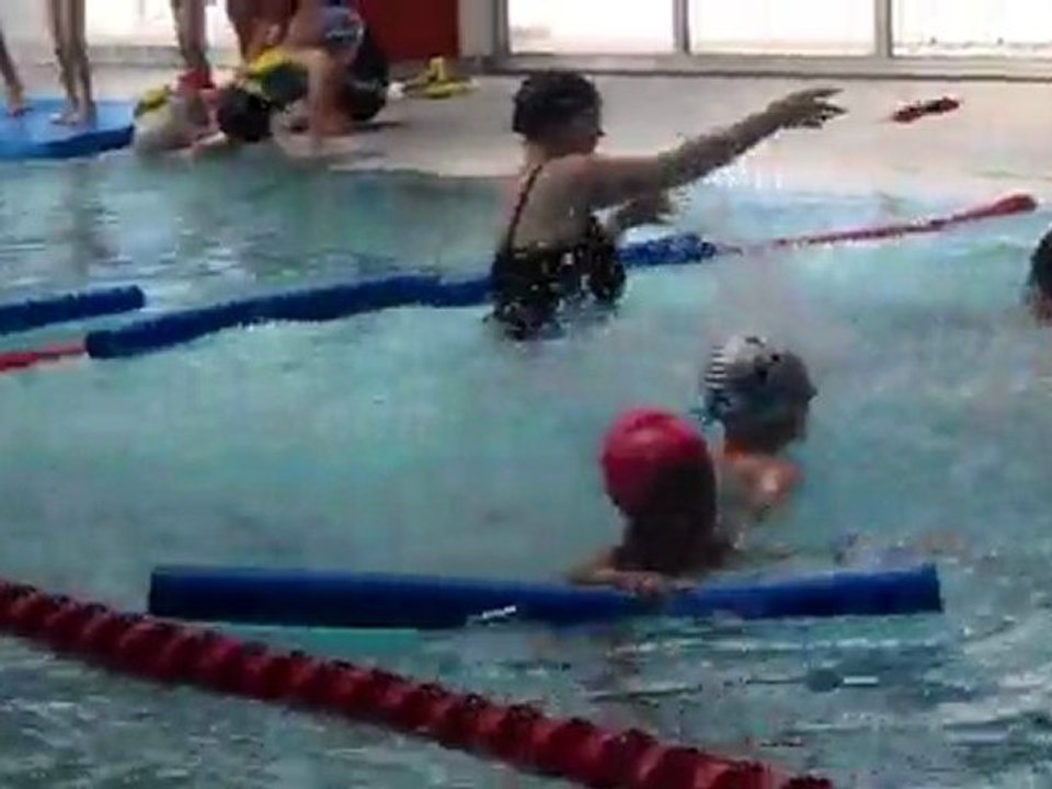 Avril 2011 - Piscine, Lucile nage sous l'eau