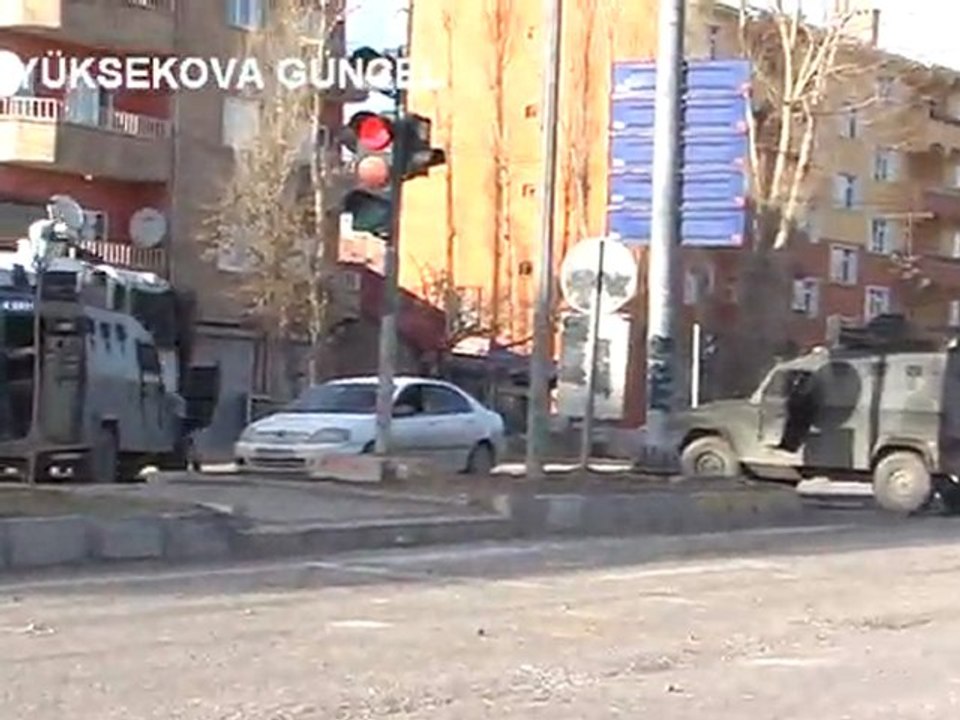 yuksekova'da panzer devrildi
