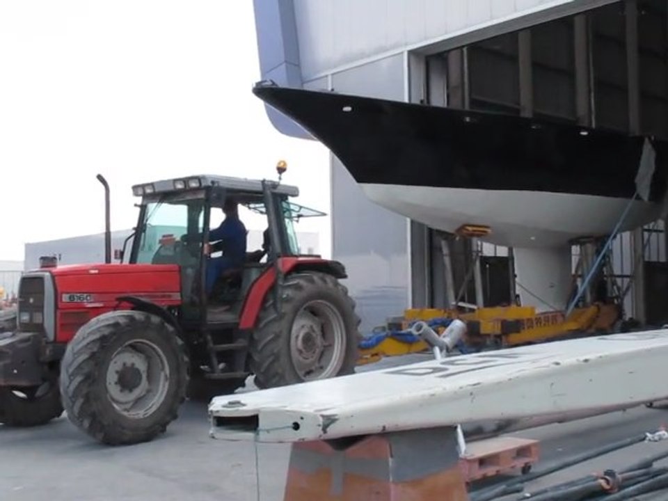 sortie de Pen Duick III du hangar de la cité de la voile Eric Tabarly jeudi 21 avril 2011