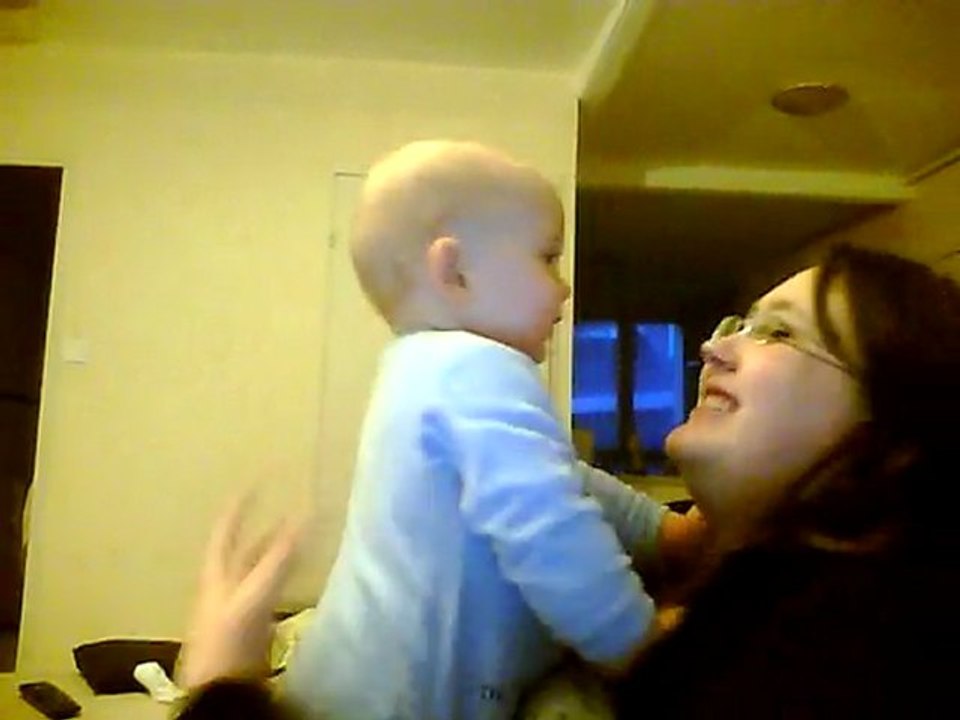 un bébé bisoulleur, une maman comblée et un papa ........ jaloux mdr