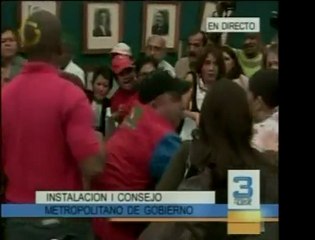 Entre sillas rotas y cuadros lanzados se aprobó una moción d