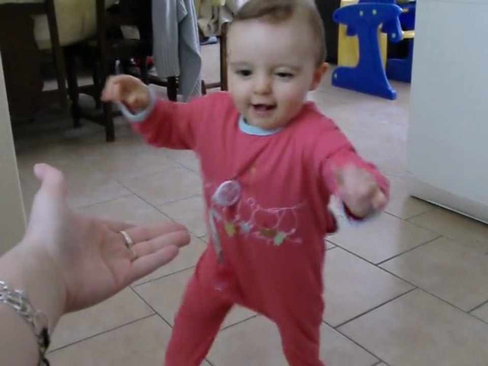 Lana 13mois qui marche