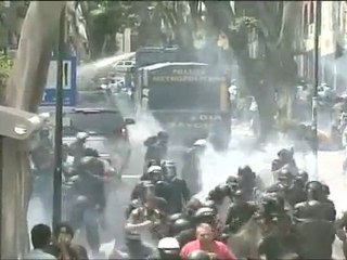 @globovision La ballena de la PM lanza agua contra la concen