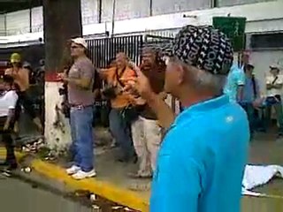 Imágenes de un señor que le duele su país frente al piquete