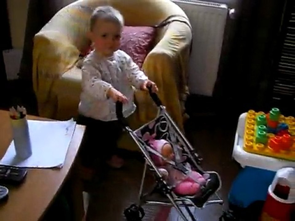 Choupi et sa poussette