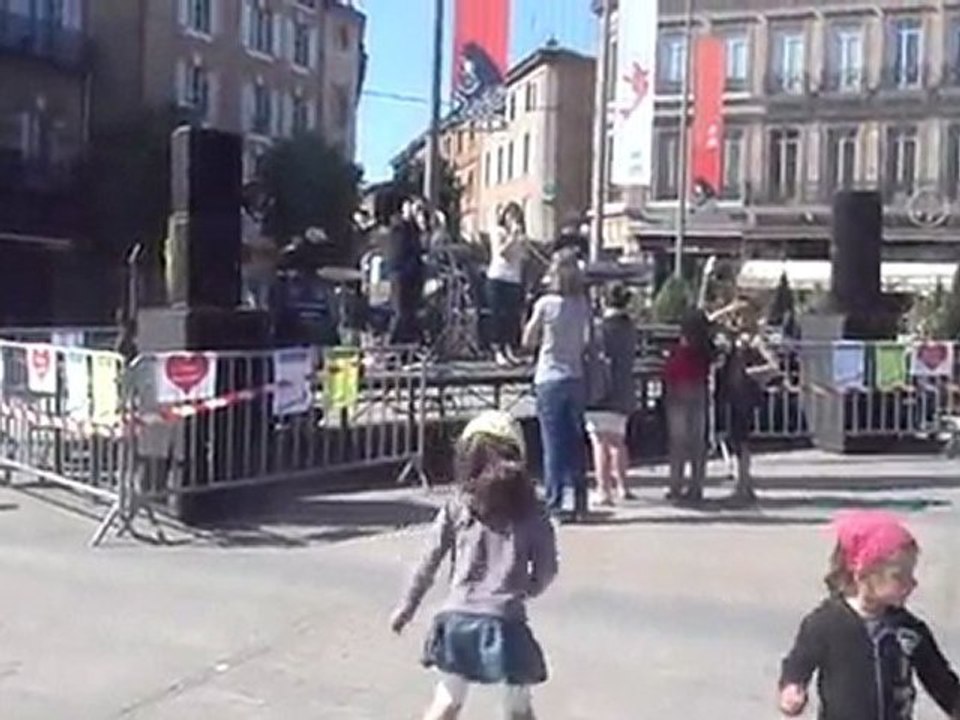 Avril 2011 - Balade à Albi, danse des filles