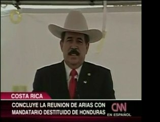 Micheletti llega a la casa de Oscar Arias. No se ha visto en