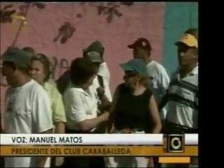 El pdte. del Club de Caraballeda muestra los papeles de prop