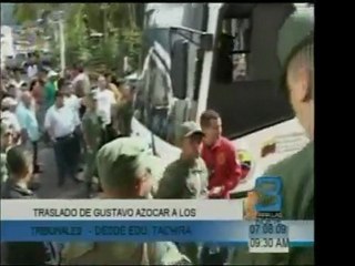 El periodista Gustavo Azócar llega esposado a tribunales. As