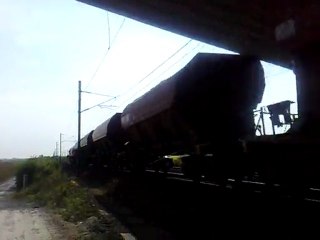 Une class 66 et son trémie