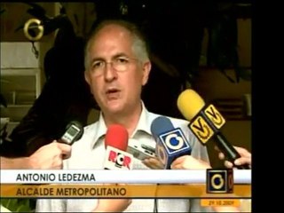 Alcaldía Metropolitana donó útlies escolares a niños con Dow