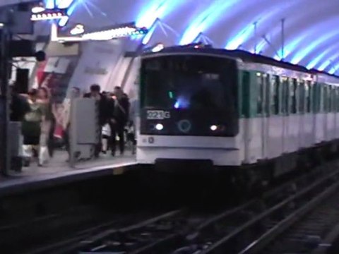 MF67 : Départ de la station Gambetta sur la ligne 3 du métro parisien
