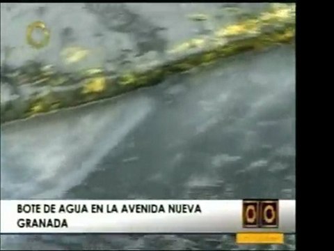 En la Avenida Nueva Granada hay un bote de aguas blancas. Ve