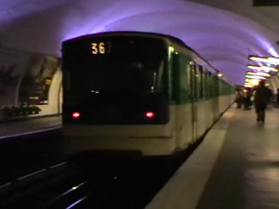 MF67 : Arrivée à la station Gambetta sur la ligne 3 du métro parisien