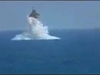 طائرة إيرانية تخرج من الماء