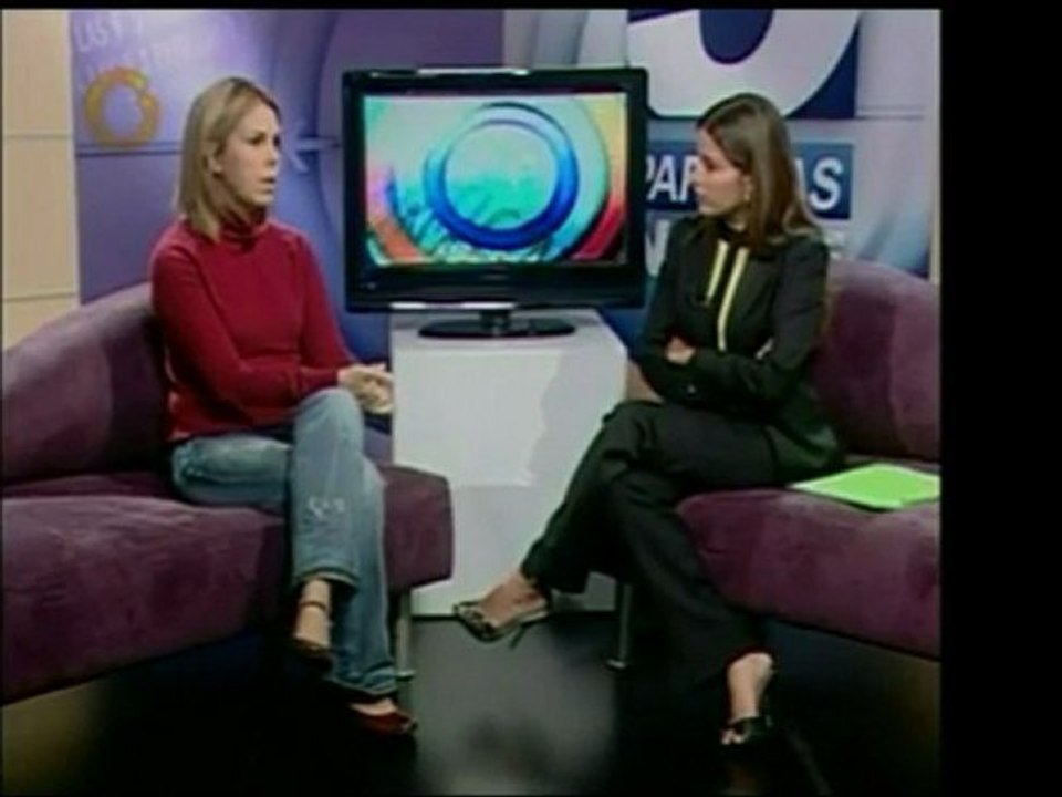 La periodista Beatriz Adrián habla con las anfitrionas de 3