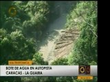 Un chorro de aguas blancas sale de una tubería a metros de l