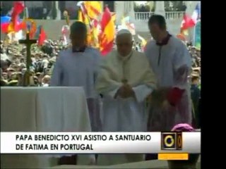 Papa Benedicto XVI es  recibido por gran cantidad de gente e