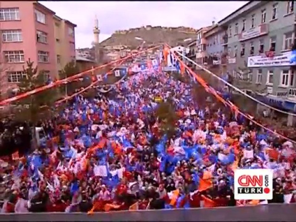 Başbakan Erdoğan: Ben insanlarla dolaşıyorum sen bozkurtlarla devam et