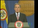 El presidente colombiano Álvaro Uribe felicita a Juan Manuel