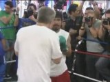 Harte Fäuste, weiche Worte - Pacquiao singt