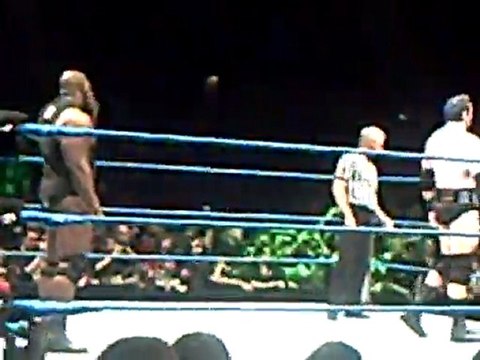 arrivée de Wade BARRETT du CORE (accompagné par Ezekiel JACKSON) puis de Kofi KINGSTON - 22 avril 2011 LIEVIN