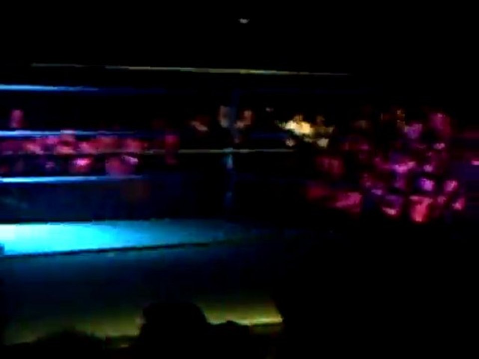 COdy RHODES arrangue le public avant que Rey MYSTERIO n'arrive - 22 avril 2011 LIEVIN