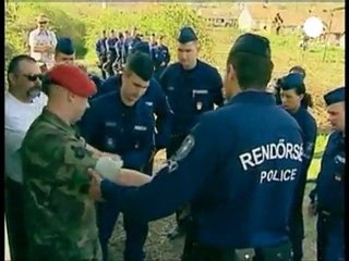 Des Roms fuient leur village par peur d'une milice fasciste