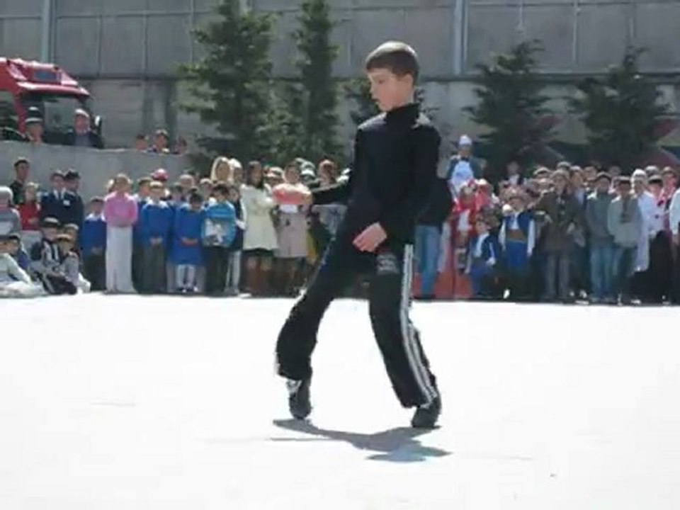 2010-2011 -- 23 Nisan - Dans Gösterisi