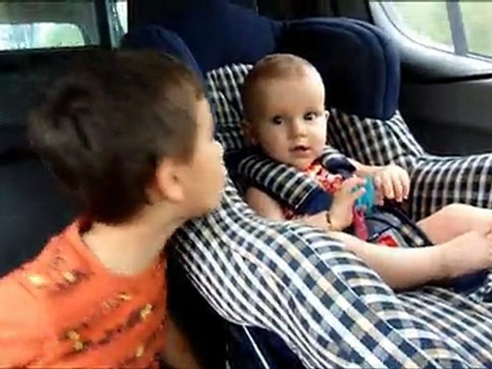 2011-04-02 - Romane et Charly dans la voiture