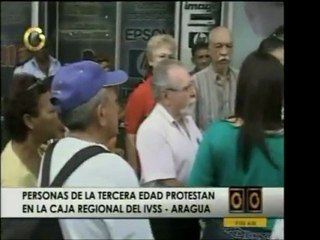 Personas de la tercera edad protestan en la caja regional de