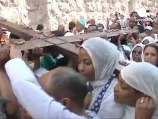 Viernes Santo: Miles de cristianos recorren el Via...