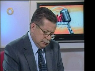 Leopoldo Castillo conversa con el periodista Hugo Alcoñada,