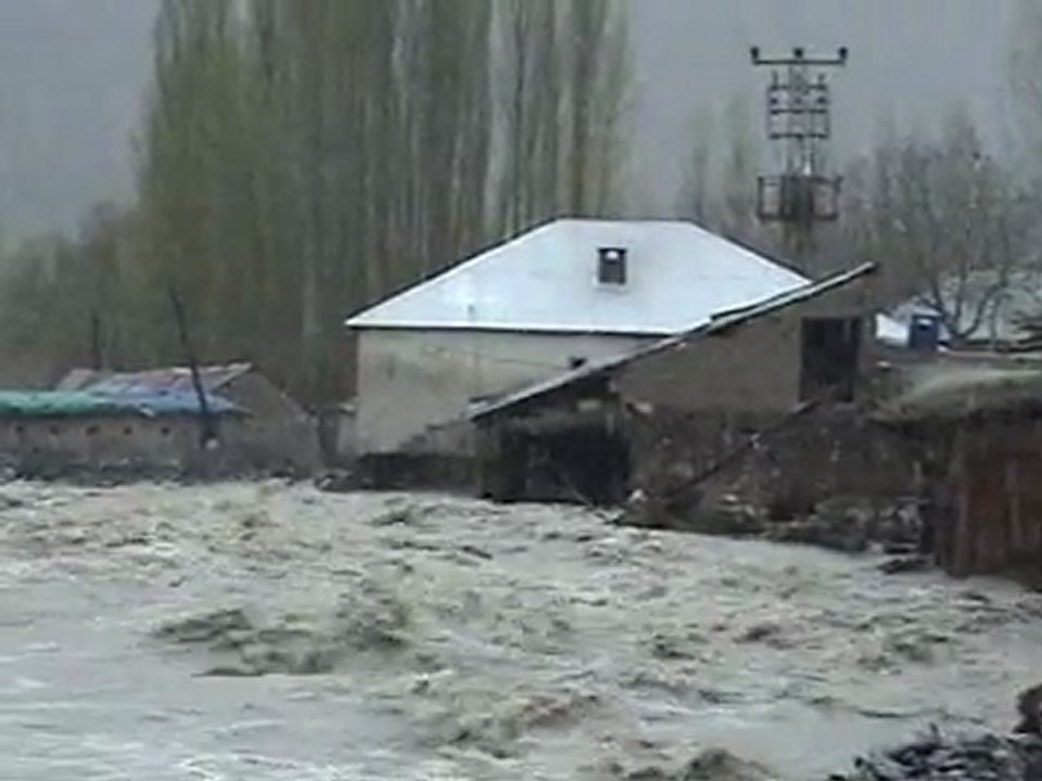 Hakkari'ye Nisan karı yağdı
