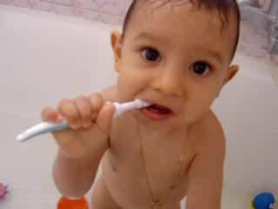 noa et sa brosse a dent