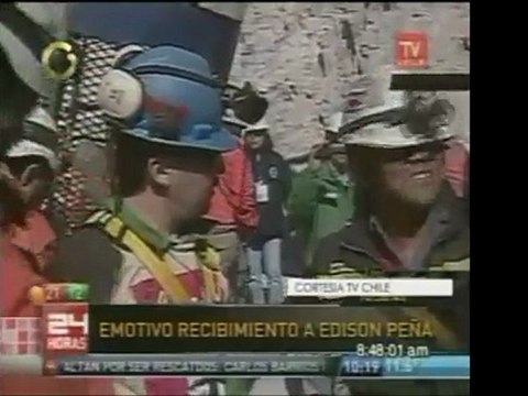 Llegada a la superficie del duodécimo minero, Edison Peña; y