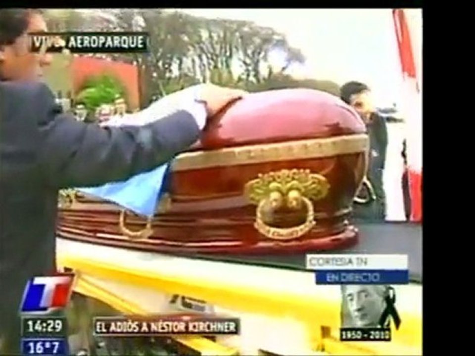 El féretro de Néstor Kirchner llega al aeroparque y parte ru