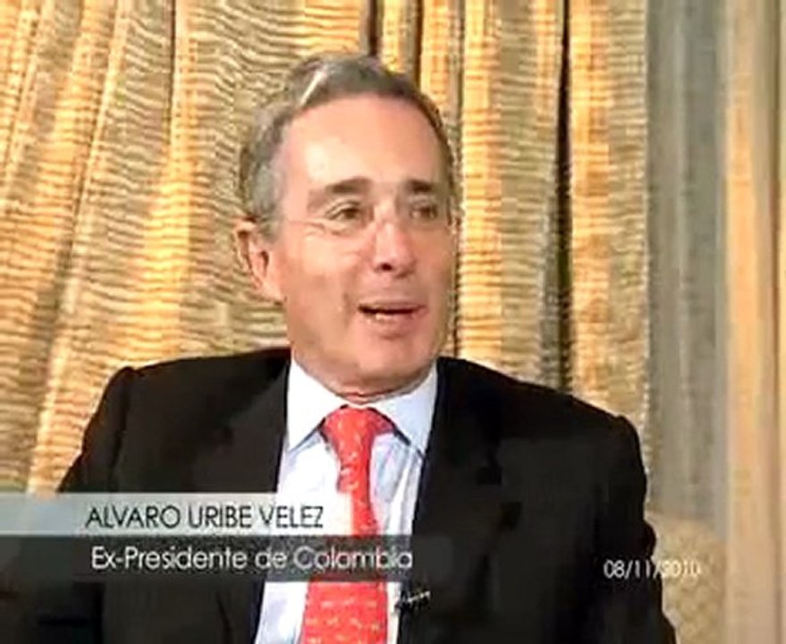 Uribe reaparece y rechaza comparaciones con Chávez