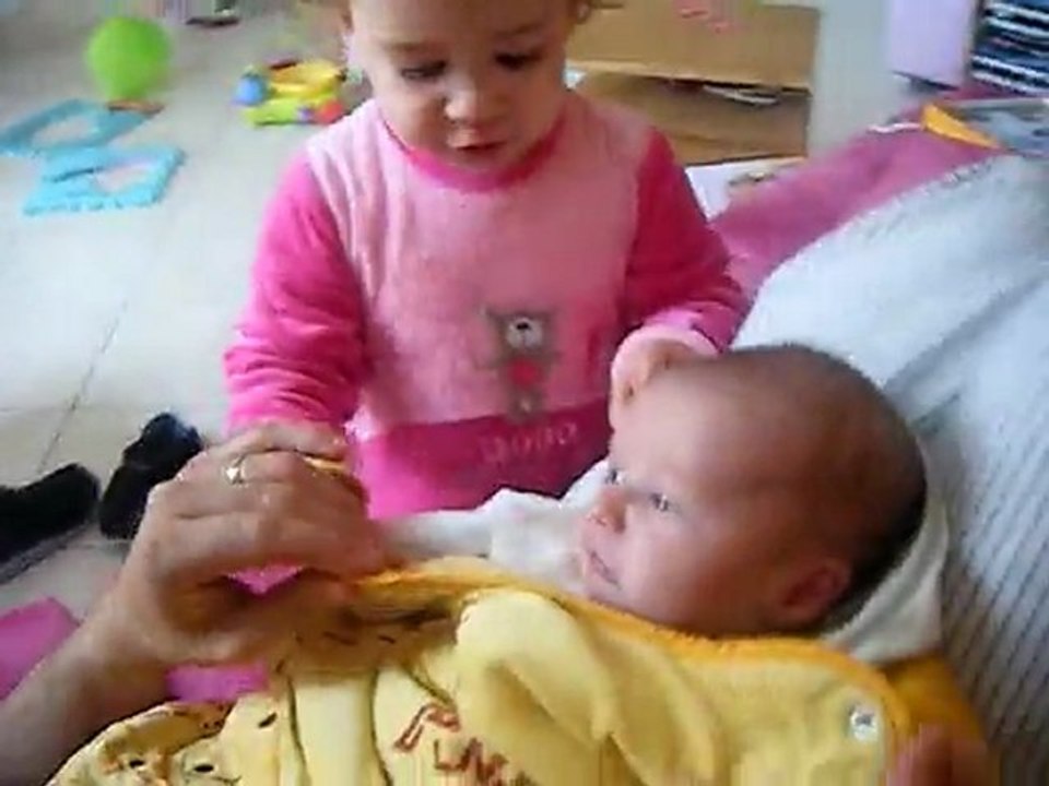 2011-04-23.Camille et Noah sur le canapé