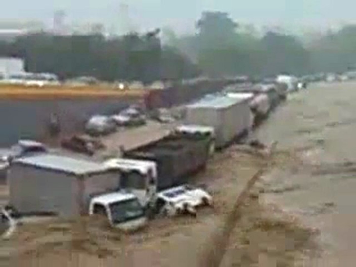Carros inundados en tucacas