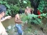 Desbordado el Rio San Juan Edo Nva Esparta se lleva camionet